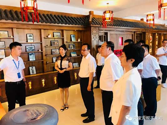 辽宁省委常委、常务副省长张雷向导锦州市委书记，北镇市委书记等向导莅临尊龙凯时人生就是搏熏鸡集团