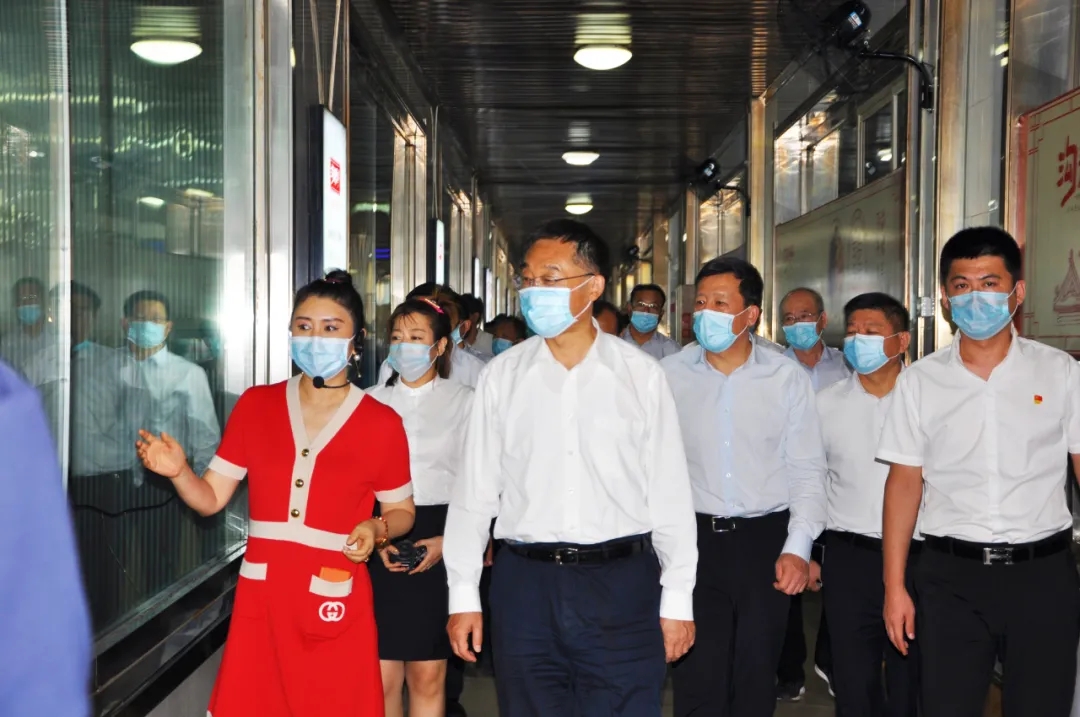 辽宁省省长刘宁莅临尊龙凯时人生就是搏熏鸡集团考察调研